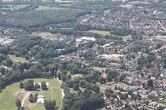 Rastede set fra luften; slotsparken er nederst til venstre og slottet ved den venstre kant af billedet