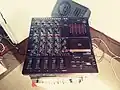 Fostex 4-spors kassettebåndoptager sammenbygget med mixer som hjemmestudie.