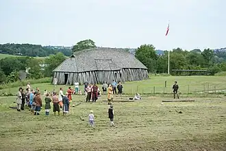Genopført langhus i træ fra vikingetiden ved ringborgen Fyrkat.