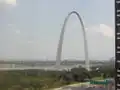 Gateway Arch er et meget fotograferet monument. Her set fra landsiden med Mississippi-floden og Ead's Bridge i baggrunden.
