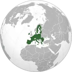 Et ortografisk projektion af verden, med EU og dets medlemslande fremhævet i grønt.