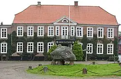 Grænse- og genforeningssten foran Slotskroen