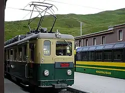 Tog fra Wengernalpbahn i Kleine Scheidegg