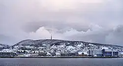 Den nordlige del af Harstad centrum med Samaåsen i baggrunden (vinteren 2005–2006).