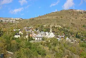 Huez by og Alpe-d'Huez højere oppe i terrænet i 2014