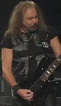 Ian Hill  BasBaggrundsvokal