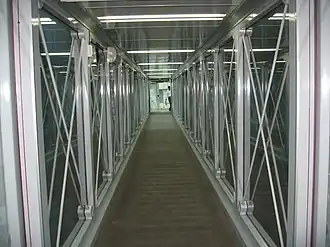 Interiør af en moderne bro med glasvæg i Incheon Lufthavn, Sydkorea