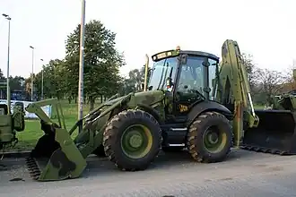 En JCB rendegraver i Army-grøn farve