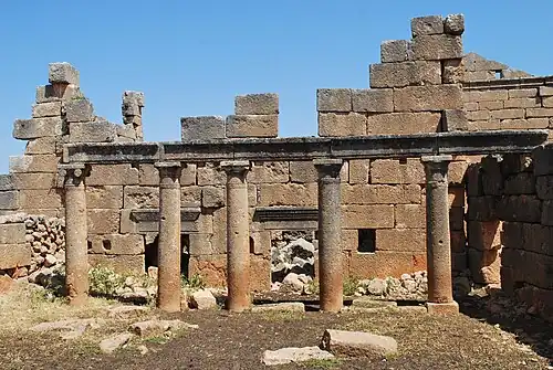 Jerade (syd). Huse bygget omkring en åben gård med porticus