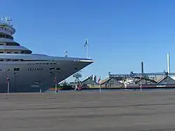 Krydstogtsskib i havnen.