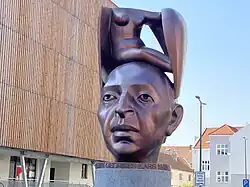 Statue af maleren Georges Kars