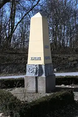Obelisken, Molbostøtten, ved indkørslen fra nord til Knebel