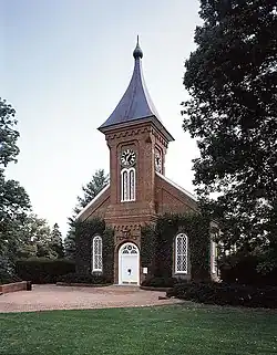 Lee Chapel. Robert E. Lee ligger begravet i krypten under kapellet. Hans hest, Traveller, ligger begravet uden for kapellet.
