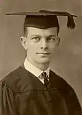 Den amerikanske kemiker Linus Paulings eksamensportræt fra Oregon Agricultural College 1922. Pauling er iført akademisk dragt med kappe og square academic cap.