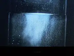 Flydende helium (i en vakuum flaske) ved 4.2 K og 1 atm som langsomt koger.