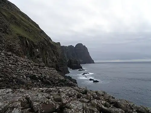 Lopranseiði, udsigt mod syd til Beinisvørð, som er 470 meter høj klint
