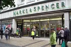 Byen har også et nyere forretningsstrøg.