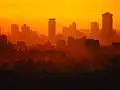 Nairobis skyline i silhuet mod aftenhimlen.