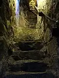 Trappen i muren er så smal, at kun én person ad gangen kan gå op eller ned. På den måde var de øvre stokværk nemme at forsvare mod indtrængere.