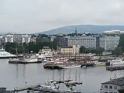 Rådhusbryggerne med den gamle Vestbanestasjonen og Vika i baggrunden 2013. Helt til venstre ses Nesoddbåten.