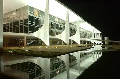 Reflekterende pool af Palácio do Planalto (Planalto Palace) i Brasiliens modernistiske hovedstad Brasília