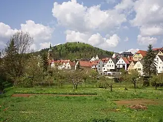 Pegnitz, til venstre St. Bartholomæuskirken, i baggrunden Schlossberg