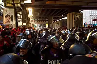 Politi og Rødtrøjer, Bangkok den 10. april 2010.