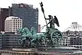 Quadriga-skulpturen med skyskraberne på Potsdamer Platz i baggrunden