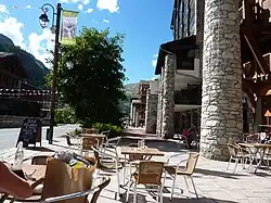 Bygninger på hovedgaden med deres karakteristiske søjler