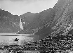 Ringedalsvatnet med Ringedalsfossen i bakgrunnen. Foto:&nbsp;Axel Lindahl (1880–1890)