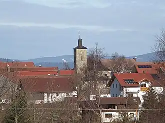 Schöfweg med kirken i centrum
