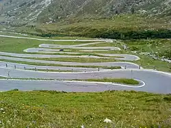 Tætte hårnålesving på passet fra ca 1.845 m.o.h. til 1.930 m.o.h.