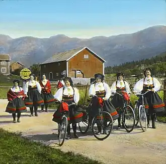 Piger i setesdalsbunad på vej til kirkeHåndkoloreret dias:&nbsp; Wilse/DEXTRA Photo