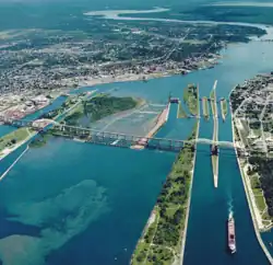 Sault Ste. Marie International Bridge krydser floden ved gærnsen mellem Canada og USA