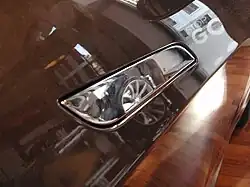 Det udvendige dørhåndtag i lukket (tv.) og åben (th.) position.