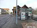 Billetautomater og stoppested for skolebus.