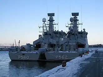 HDMS Ravnen (P560) fortøjet på ydersiden af HDMS Viben (P562)