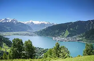 Til højre Zeller Altstadt, til venstre Zell am See-Süd, i forgrunden Thumersbach; set fra Mitterberg over Zeller See mod Schmittenhöhe