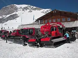 Snerydningsmaskiner på pladsen foran jernbanestationen inde i bjerget